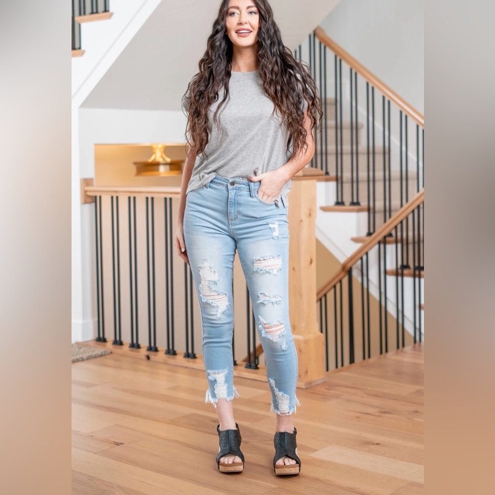 🩷. Light Wash Distressed Women’s Jeans - Casual Slim Fit